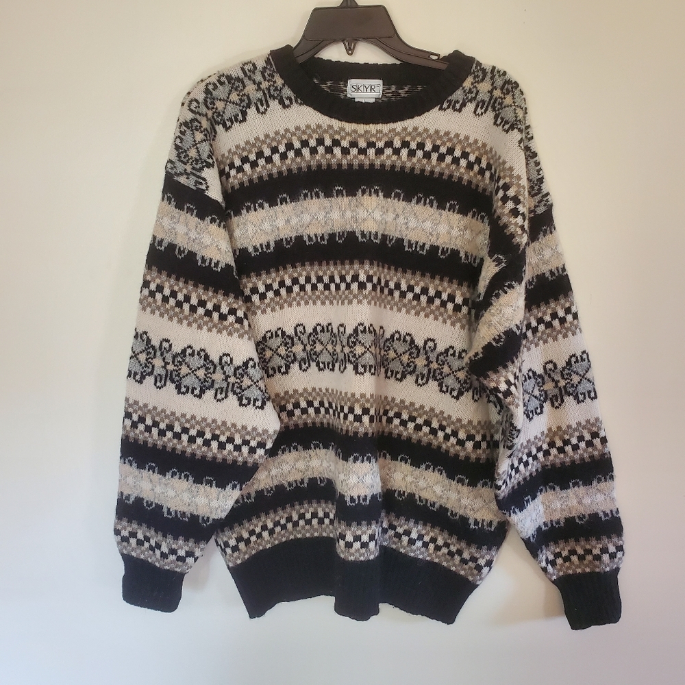 SKYR Classic Crewneck Sweater in Black and Cream